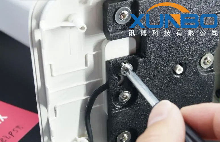 台灯行业自动螺丝机应用是怎么样的？-深圳讯博科技-螺丝机-等离子处理机-灌胶机-点胶机-焊锡机